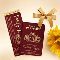 Cartes d'invitation de mariage de luxe bordeaux pour voyage à l'étranger, style passeport et carte d'embarquement de destination, avec nœud en ruban