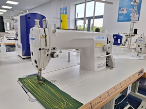 Máquina de Coser Industrial Juki 8700 de Puntada Fija con Accionamiento Directo, de Alta Velocidad, Programable, Nueva, de Base Plana, para Prendas de Vestir, Automática - Product Image 3