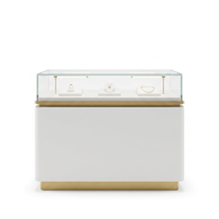 Présentoir à bijoux personnalisé avec éclairage LED, vitrine en verre, corps crème, base or brossé, vente en gros pour les bijouteries