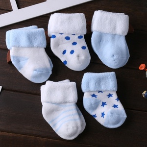 Nouvel ensemble de chaussettes pour bébé fille, motif rayé doux, amusant et mignon, en coton biologique, idéal pour l'hiver - Product Image 1