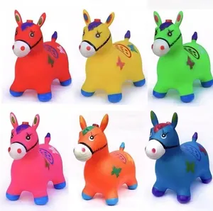 Grosir mainan kuda PVC tiup dengan warna berbeda untuk mainan anak