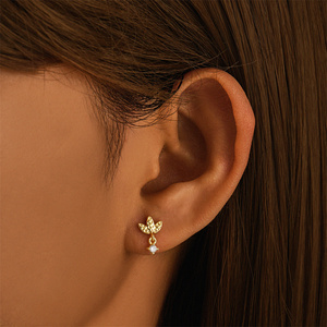 Pendiente de labret de plata 925 de 16G con diseño de lazo de tres gotas de agua, circonita cúbica colgante, para cartílago, hélix, tragus, con parte trasera plana y diseño floral - Product Image 6