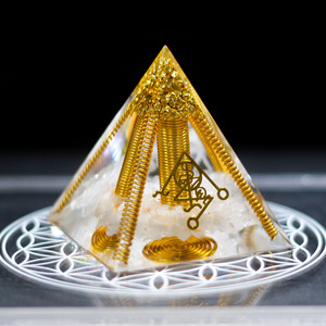 Ornement pyramidal en époxy cristallin 6 8 10 cm, gravure interne, décoration d'intérieur, objets de collection - Product Image 3