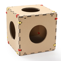 Le griffoir de chat en carton écologique assemble des rayures de chat en papier