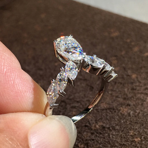 Anello a Goccia a Forma di Pera per Donne, Elegante Accessorio da Dito per Proposte e Feste, Regalo di Moda - Product Image 3