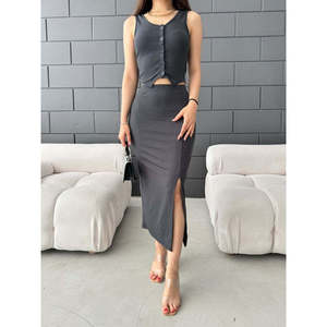 Ensemble élégant pour femme : Gilet sans manches en maille côtelée et jupe mi-longue gris respirant avec fente latérale et boutons sur le devant - Product Image 2