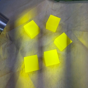 Cristal Óptico en Bloque Cúbico Ce:GAGG Creado en Laboratorio, Cristal de Scintilación, Granado de Gadolinio-Aluminio-Gallio Dopado con Ce - Product Image 1