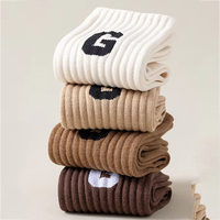 Chaussettes athlétiques Jacquard Crew de haute qualité pour femmes Nouvelles chaussettes de sport rayées avec logo inférieur Mignon respirant pour les jeunes