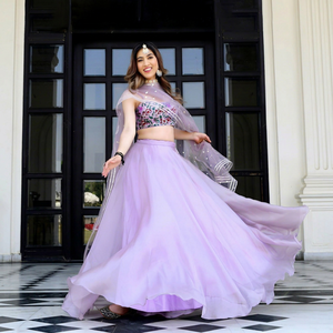 Ensemble de mariage ethnique en organza évasé lilas et lavande, comprenant un lehenga long ample, une blouse richement brodée et un dupatta en résille à sequins - Product Image 1