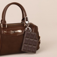 Breloque de sac en forme de chocolat en gros, pendentif en similicuir, accessoire porte-clés pour intérieur de voiture, pochette zippée, boîte cadeau
