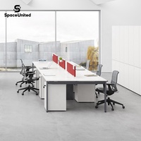 Poste de travail moderne SpaceUnited pour 4 personnes avec plateau en bois et structure en acier, cloison acoustique pour bureau des employés