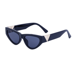 Lunettes de soleil œil de chat tendance unisexe, monture noire en PC, protection UV400, pare-soleil classe 2 ZS 98083 - Product Image 1