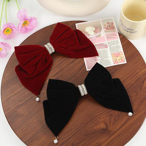 กิ๊บติดผมกำมะหยี่เกาหลีทรงโบว์ขนาดใหญ่ประดับมุกสำหรับผู้หญิง กิ๊บหนีบผมสำหรับฤดูใบไม้ผลิ ดีไซน์หรูหรา เหมาะสำหรับงานปาร์ตี้และใช้ในชีวิตประจำวัน - Product Image 1