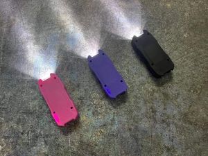 ไฟฉายพลาสติกหลากสีสัน ไฟ LED สีขาว พกพาสะดวก ของขวัญแปลกใหม่สำหรับงานอีเว้นท์และกิจกรรมต่างๆ - Product Image 1