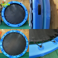 Flotteur gonflable vert d'hamac d'eau de piscine de matelas d'eau avec des chaises de plage pour des piscines et des plages
