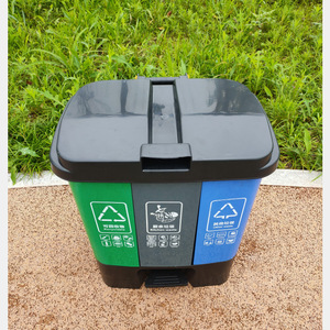 Cubo de basura con pedal de 60L, contenedor de reciclaje de triple compartimento, para uso en interiores y exteriores, de forma rectangular, con pedal para clasificación de residuos domésticos. - Product Image 1