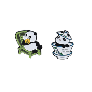 Lot de 2 épingles en émail mignonnes motif panda, design chaise en bambou et tasse à thé, broche culture chinoise, cadeau pour les amateurs de panda et de thé, vente en gros - Product Image 1