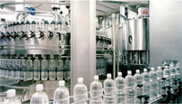 Ligne d'équipement de remplissage de boissons gazeuses comprenant un lave-bouteilles, un remplisseur et un capsuleur