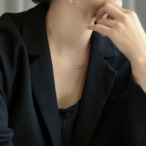 Collier INS Happy Face, style européen, plaqué or, motif souriant, couleur dorée, chaîne de collier en forme d'arc - Product Image 3