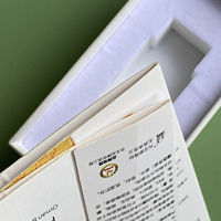 Caja de embalaje de papel moderna personalizada para el cuidado de la piel, funda de cajón, laminación en relieve para materiales reciclados de pestañas de aceite esencial