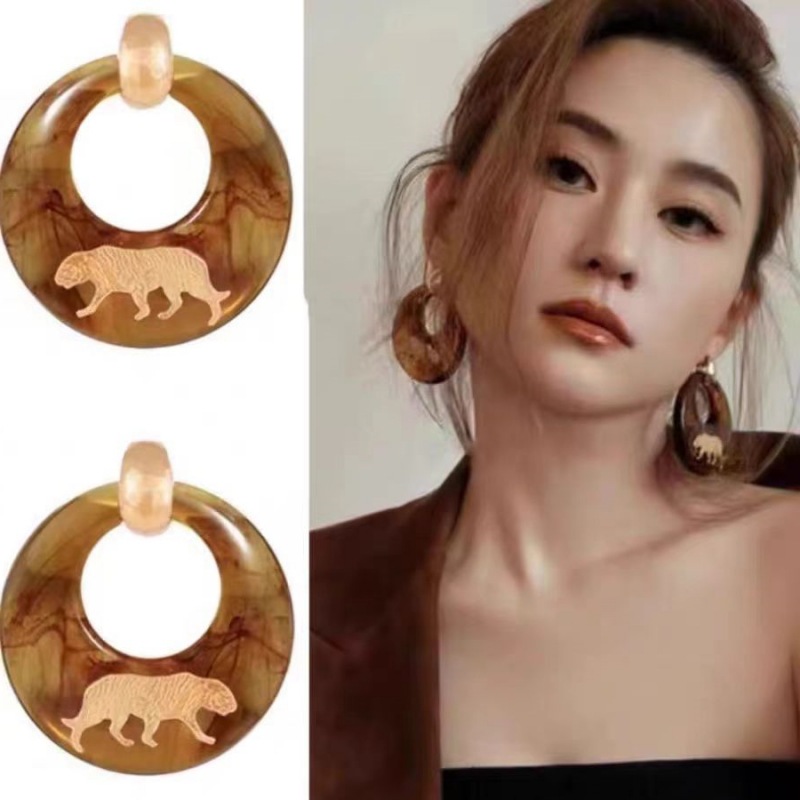 2407130 boucles d'oreilles rondes de tigre en résine marron (aiguilles argentées)
