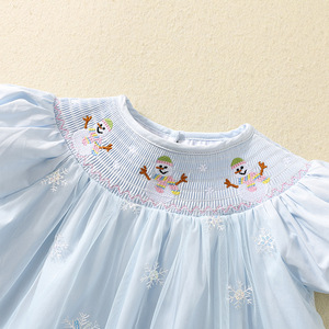 Sommerliches Mädchenkleid in Blau mit Smok-Verzierung, Prinzessinnenkleid mit Schneemann-Stickerei, Tüllstoff, Baumwollmaterial - Kinder-Weihnachtskostüm - Product Image 4