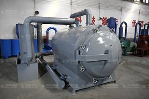 Un lavoratore operare orizzontale legno guscio di cocco carbone storta Biochar pirolisi macchina forno con aceto di legno - Product Image 3