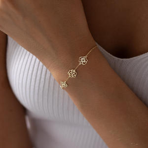 Cynya <span class=keywords><strong>Bracelet</strong></span> fleur <span class=keywords><strong>de</strong></span> <span class=keywords><strong>naissance</strong></span> personnalisé <span class=keywords><strong>Bracelet</strong></span> à breloques <span class=keywords><strong>de</strong></span> mode personnalisé pour <span class=keywords><strong>maman</strong></span> Cadeau parfait pour la fête des mères - Product Image 2