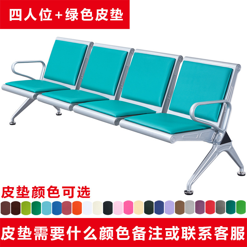 Sofá de cuero verde de cuatro plazas.