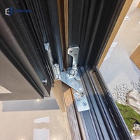 Fenêtre oscillo-battante en bois recouvert d'aluminium, à rupture de pont thermique, double vitrage Low-E, intérieur chêne, ouverture vers l'intérieur, pour villa de luxe