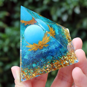 Pyramide en résine époxy avec cristal, ornement de bureau, verre œil-de-chat bleu, décoration d'intérieur, cadeau de collection - Product Image 2