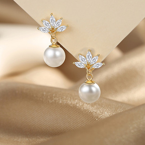 Orecchini a Perno con Fiore Stile Perla per Donne, Gioielli per Orecchie Floreali e Alla Moda - Product Image 6