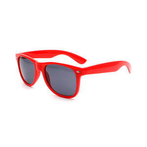Lunettes de <span class=keywords><strong>soleil</strong></span> polarisées en vrac personnalisées Logo imprimé Lunettes de <span class=keywords><strong>soleil</strong></span> promotionnelles pour l'extérieur <span class=keywords><strong>avec</strong></span> rivet pour les articles de fête - Product Image 4