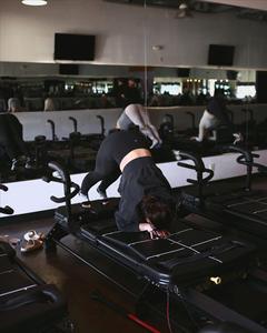 プロ仕様ピラティス メガフォーム ブラック エクササイズマシン 耐久性のあるスタジオフィットネス機器 ピラティス リフォーマー - Product Image 4