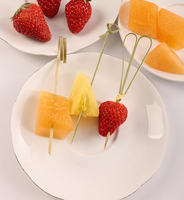 Wegwerp ecologische bamboe cocktailprikkers met hart- en bloemknoopdesign voor catering en evenementen