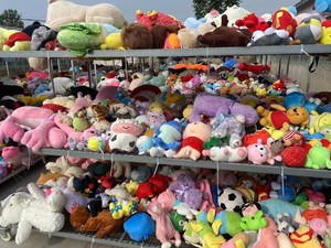 Jouets en peluche pesés par le kilogramme de machines à griffes en personne réelle étals de rue vendus au poids articles de lancer de mariage poupées en stock - Product Image 5