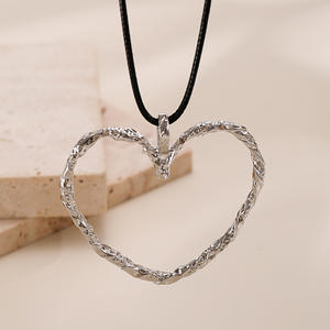 Gargantilla de Metal para mujer, collar con colgante de terciopelo, diseño de corazón grande a la moda para fiesta, boda o regalo - Product Image 5