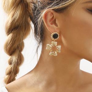 Pendientes Cruzados Florales Vintage con Baño de Oro, Diseño Francés de Nicho de Moda para Estilo Europeo y Americano, Hechos de Aleación - Product Image 2