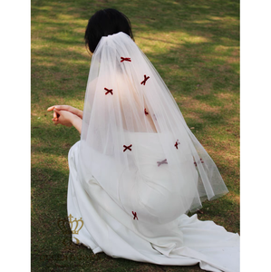 QUEENS GOWN Beau voile de mariée court avec petit nœud rouge Nouveau style de robe de mariée voile avec peigne - Product Image 1