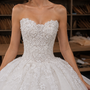 Abito da sposa a ball gown senza spalline con scollo a cuore, pizzo floreale 3D, perle e perline, strascico a cappella, lunghezza a terra, taglie forti, stile principessa - Product Image 5