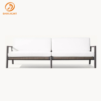 Modernes 2-Sitzer-Sofa-Set für den Außenbereich, Terrassen-Loveseat mit Aluminiumrahmen und Holzlatten-Akzenten, weiße Kissen und geometrische Kissen