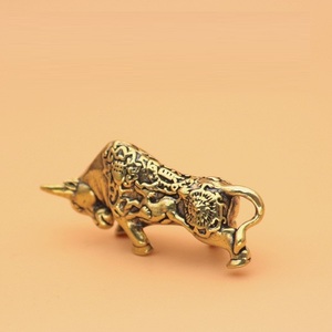 Estatua <span class=keywords><strong>de</strong></span> toro <span class=keywords><strong>de</strong></span> latón, figurita <span class=keywords><strong>de</strong></span> animal <span class=keywords><strong>de</strong></span> cobre <span class=keywords><strong>de</strong></span> la suerte, adorno en miniatura que atrae la riqueza para decoración del hogar y oficina - Product Image 2