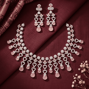 Impresionante conjunto de collar de latón plateado con diamantes americanos y gotas de piedra color melocotón pastel, y pendientes a juego para mujer. - Product Image 3