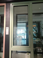 Ventana Abatible de Diseño Moderno en Madera y Aluminio con Doble Vidrio Templado, Aislamiento Acústico y Malla de Acero Inoxidable, Garantía de 5 Años