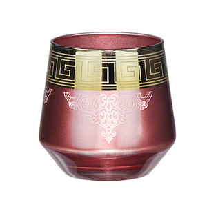 Gobelet en verre rouge bourgogne avec clé grecque dorée et motif blanc, verres de luxe pour occasions spéciales - Product Image 1