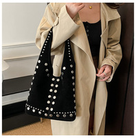 Sac à bandoulière hobo spacieux et souple en daim pour femme, idéal pour le quotidien, les voyages en extérieur, sac à main décontracté de haute qualité avec clous, sac sous le bras pour femme