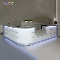 Mesa frontal médica para Hospital, muebles de diseño moderno, tamaño personalizado, piedra Artificial blanca brillante, mesa frontal curvada médica
