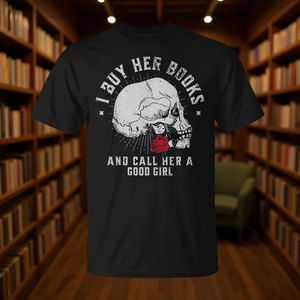 Je lui achète ses livres et l'appelle une bonne lectrice. T-shirt pour amoureuse des livres. - Product Image 3
