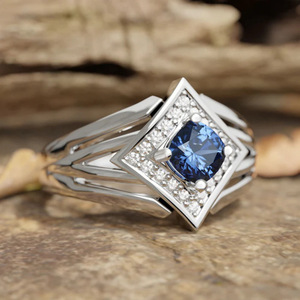 Anello con accenti geometrici a rombo e cristalli a strati per donna, accessorio futuristico minimalista per l'uso quotidiano - Product Image 2