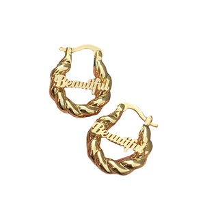 Pendientes chapados en oro de acero inoxidable, aro torcido de tamaño mini para niños pequeños, pendiente de aro con letras y nombre personalizado - Product Image 3